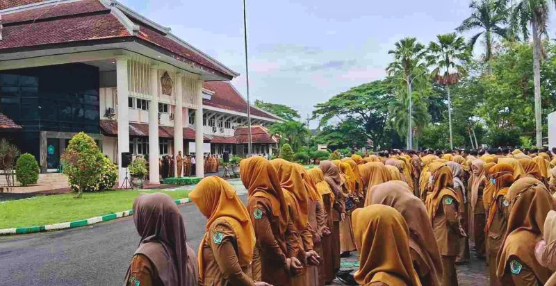 Pemkab Pamekasan melakukan apel pagi perdana tahun 2026 di halaman kantor Bupati, kamis (5/1/2026).