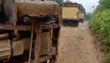 Hingga menimbulkan kemacetan pengguna jalan akibat kerusakan jalan