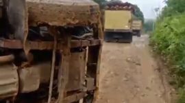 Hingga menimbulkan kemacetan pengguna jalan akibat kerusakan jalan