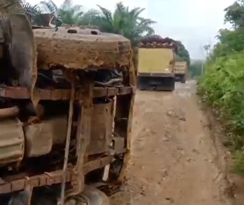 Hingga menimbulkan kemacetan pengguna jalan akibat kerusakan jalan