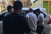 Petugas Satreskrim Polres Pamekasan saat mengamankan tersangka L, eks anggota DPRD Sumenep, terkait kasus dugaan penipuan dan penggelapan dana pinjaman Rp1 miliar.