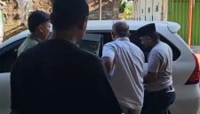 Petugas Satreskrim Polres Pamekasan saat mengamankan tersangka L, eks anggota DPRD Sumenep, terkait kasus dugaan penipuan dan penggelapan dana pinjaman Rp1 miliar.