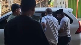 Petugas Satreskrim Polres Pamekasan saat mengamankan tersangka L, eks anggota DPRD Sumenep, terkait kasus dugaan penipuan dan penggelapan dana pinjaman Rp1 miliar.