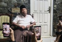 Haryanto Waluyo alias Aba Yanto, mantan Kades Batukerbuy Kec.  Pasean Kab. Pamekasan, saat dimintai keterangan oleh sejumlah wartawan, Minggu (19/04/2026).