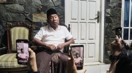 Haryanto Waluyo alias Aba Yanto, mantan Kades Batukerbuy Kec.  Pasean Kab. Pamekasan, saat dimintai keterangan oleh sejumlah wartawan, Minggu (19/04/2026).