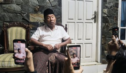 Haryanto Waluyo alias Aba Yanto, mantan Kades Batukerbuy Kec. Pasean Kab. Pamekasan, saat dimintai keterangan oleh sejumlah wartawan, Minggu (19/04/2026).