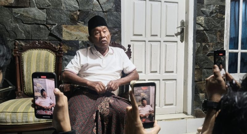 Haryanto Waluyo alias Aba Yanto, mantan Kades Batukerbuy Kec.  Pasean Kab. Pamekasan, saat dimintai keterangan oleh sejumlah wartawan, Minggu (19/04/2026).