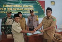 Penyerahan SK Kepala Desa Kangayan kepada Arsan disaksikan unsur pemerintah dan aparat, namun di tengah prosesi resmi tersebut, polemik keabsahan ijazah kepala desa justru masih menjadi tanda tanya di kalangan masyarakat.