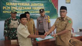 Penyerahan SK Kepala Desa Kangayan kepada Arsan disaksikan unsur pemerintah dan aparat, namun di tengah prosesi resmi tersebut, polemik keabsahan ijazah kepala desa justru masih menjadi tanda tanya di kalangan masyarakat.