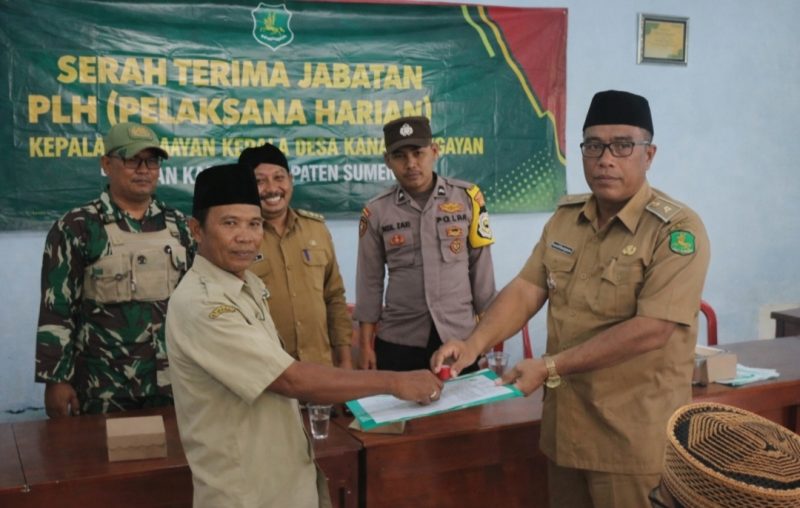 Penyerahan SK Kepala Desa Kangayan kepada Arsan disaksikan unsur pemerintah dan aparat, namun di tengah prosesi resmi tersebut, polemik keabsahan ijazah kepala desa justru masih menjadi tanda tanya di kalangan masyarakat.