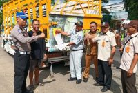 Tim Gabungan saat melakukan razia pajak kendaraan di Sumenep Madura.