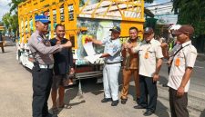 Tim Gabungan saat melakukan razia pajak kendaraan di Sumenep Madura.