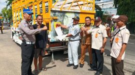 Tim Gabungan saat melakukan razia pajak kendaraan di Sumenep Madura.