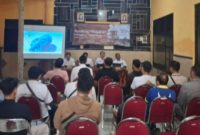Disbudporapar Sumenep bersama jajaran dan pelaku usaha pariwisata saat mengikuti sosialisasi peningkatan pelayanan usaha pariwisata di Aula Disbudporapar, Rabu (22/04/2026).