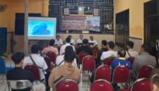 Disbudporapar Sumenep bersama jajaran dan pelaku usaha pariwisata saat mengikuti sosialisasi peningkatan pelayanan usaha pariwisata di Aula Disbudporapar, Rabu (22/04/2026).