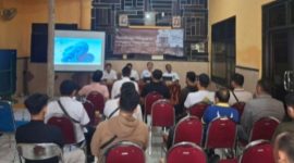 Disbudporapar Sumenep bersama jajaran dan pelaku usaha pariwisata saat mengikuti sosialisasi peningkatan pelayanan usaha pariwisata di Aula Disbudporapar, Rabu (22/04/2026).