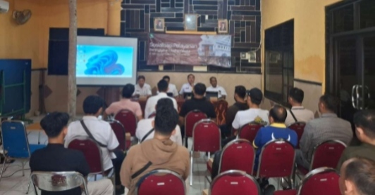 Disbudporapar Sumenep bersama jajaran dan pelaku usaha pariwisata saat mengikuti sosialisasi peningkatan pelayanan usaha pariwisata di Aula Disbudporapar, Rabu (22/04/2026).