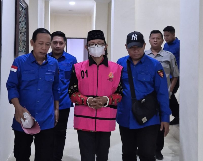 Kades Pragaan Daya, Imrah ditahan oleh Kejaksaan negri Sumenep, Kamis (23/4/2026).