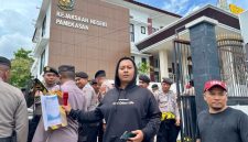 Aktivis TPFN-FORMAASI melakukan aksi demonstrasi ke kantor Kejari Pamekasan, Senin (27/4/2026).