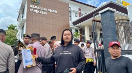 Aktivis TPFN-FORMAASI melakukan aksi demonstrasi ke kantor Kejari Pamekasan, Senin (27/4/2026).