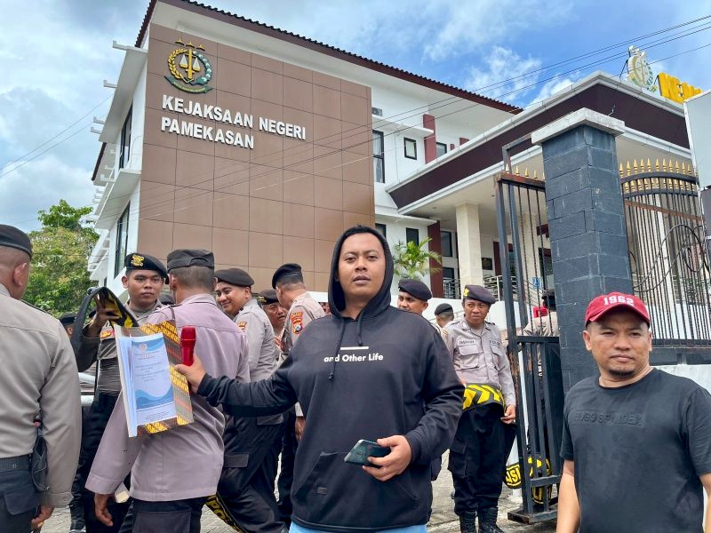 Aktivis TPFN-FORMAASI melakukan aksi demonstrasi ke kantor Kejari Pamekasan, Senin (27/4/2026).