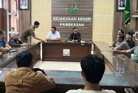 Pendamping tersangka Sadriyo saat mendatangi Kejari Pamekasan untuk mendesak transparansi penanganan kasus dugaan pencurian mesin penggiling padi, Selasa (28/4/2026).