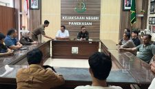 Pendamping tersangka Sadriyo saat mendatangi Kejari Pamekasan untuk mendesak transparansi penanganan kasus dugaan pencurian mesin penggiling padi, Selasa (28/4/2026).