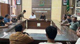 Pendamping tersangka Sadriyo saat mendatangi Kejari Pamekasan untuk mendesak transparansi penanganan kasus dugaan pencurian mesin penggiling padi, Selasa (28/4/2026).