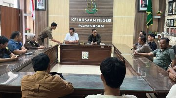 Pendamping tersangka Sadriyo saat mendatangi Kejari Pamekasan untuk mendesak transparansi penanganan kasus dugaan pencurian mesin penggiling padi, Selasa (28/4/2026).