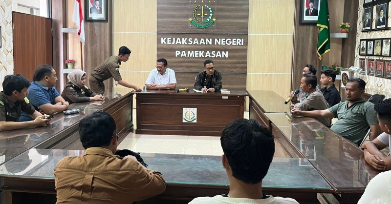 Pendamping tersangka Sadriyo saat mendatangi Kejari Pamekasan untuk mendesak transparansi penanganan kasus dugaan pencurian mesin penggiling padi, Selasa (28/4/2026).