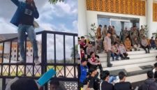 Aksi demonstrasi PMII depan kantor bupati Merangin 
