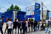 Aktivis Famas-Mahardika melakukan aksi demonstrasi ke Kanwil Bea Cukai Jatim, Rabu (29/4/2026).