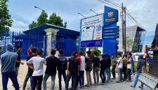 Aktivis Famas-Mahardika melakukan aksi demonstrasi ke Kanwil Bea Cukai Jatim, Rabu (29/4/2026).