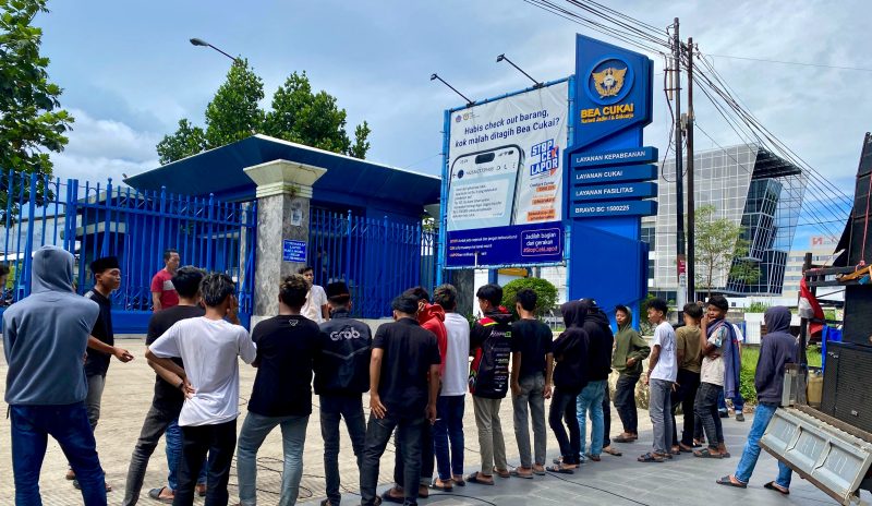 Aktivis Famas-Mahardika melakukan aksi demonstrasi ke Kanwil Bea Cukai Jatim, Rabu (29/4/2026).